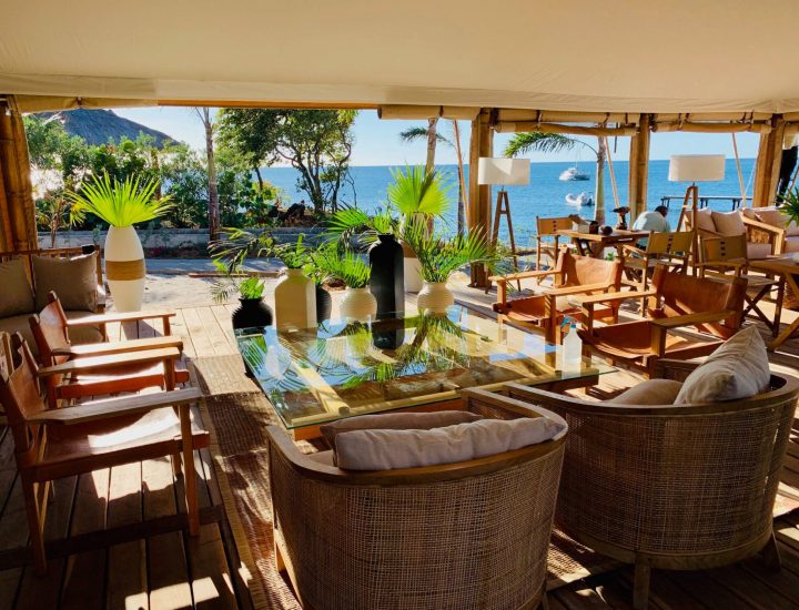 Tribu Beach Club med havet som bakgrund